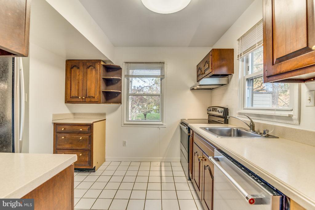 7732 Matisse Way Springfield, VA 22153 - Photo 6 of 30 a kitchen with a sink stove and cabinets
