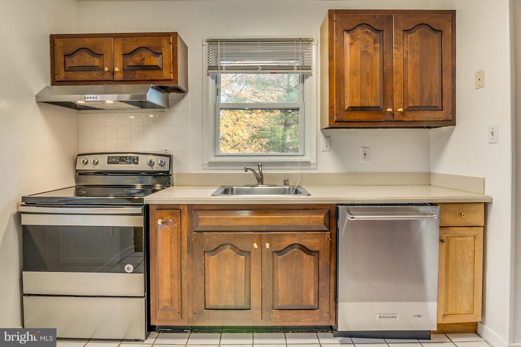 7732 Matisse Way Springfield, VA 22153 - Photo 7 of 30 a stove top oven sitting inside of a kitchen
