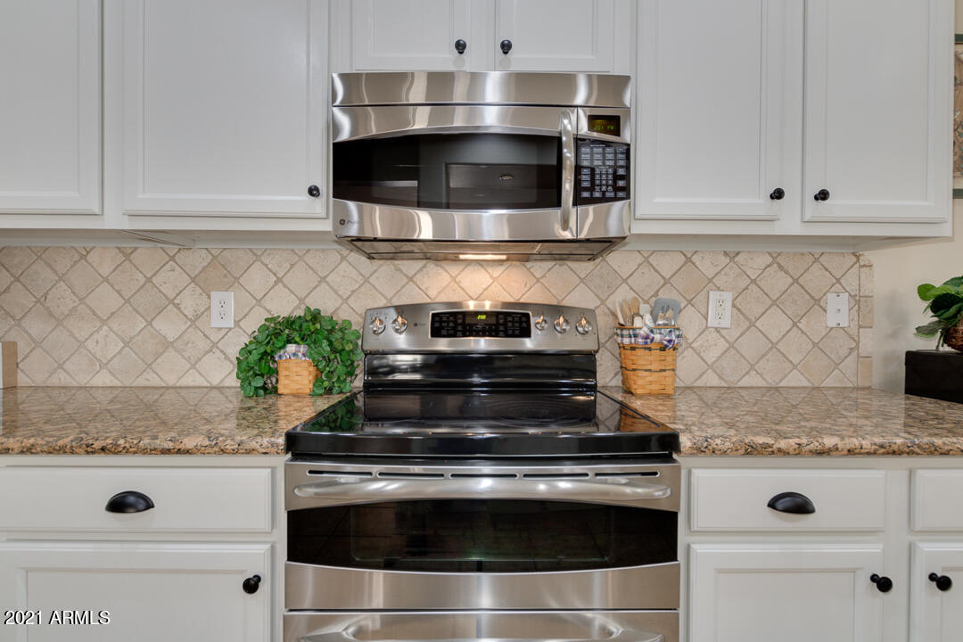 3763 East Larson Lane Gilbert, AZ 85295 - Photo 18 of 40 a stove top oven sitting inside of a kitchen