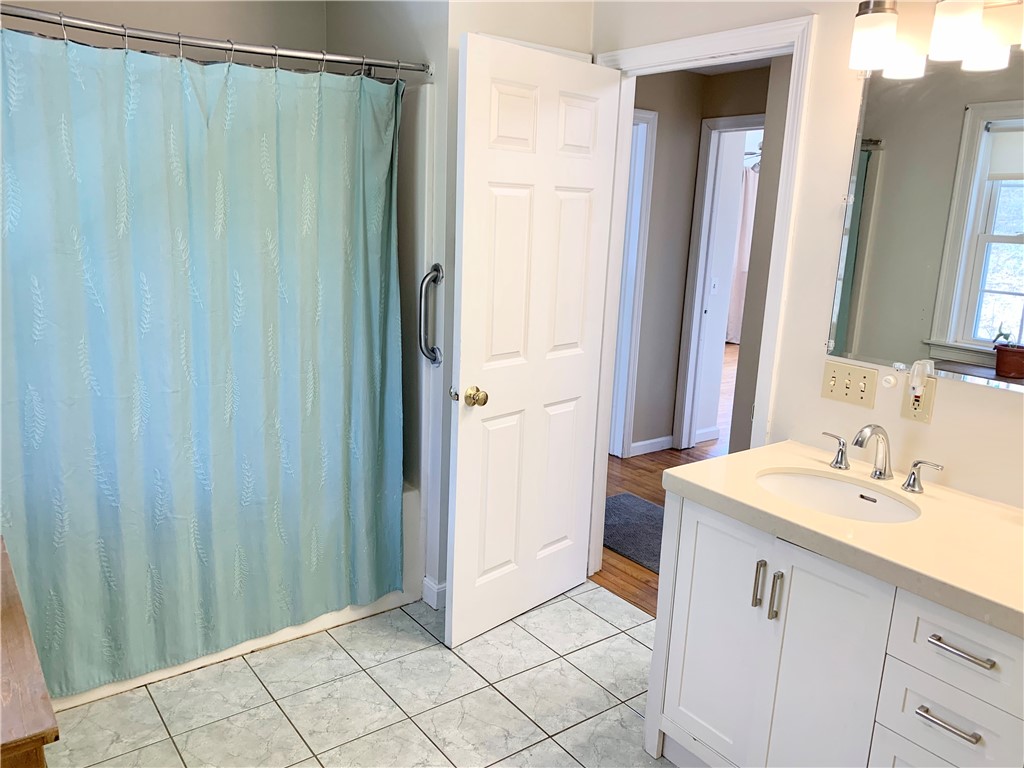 34 Maxson Hill Road Hopkinton, RI 02804 - Photo 22 of 44 ~Tub/Shower