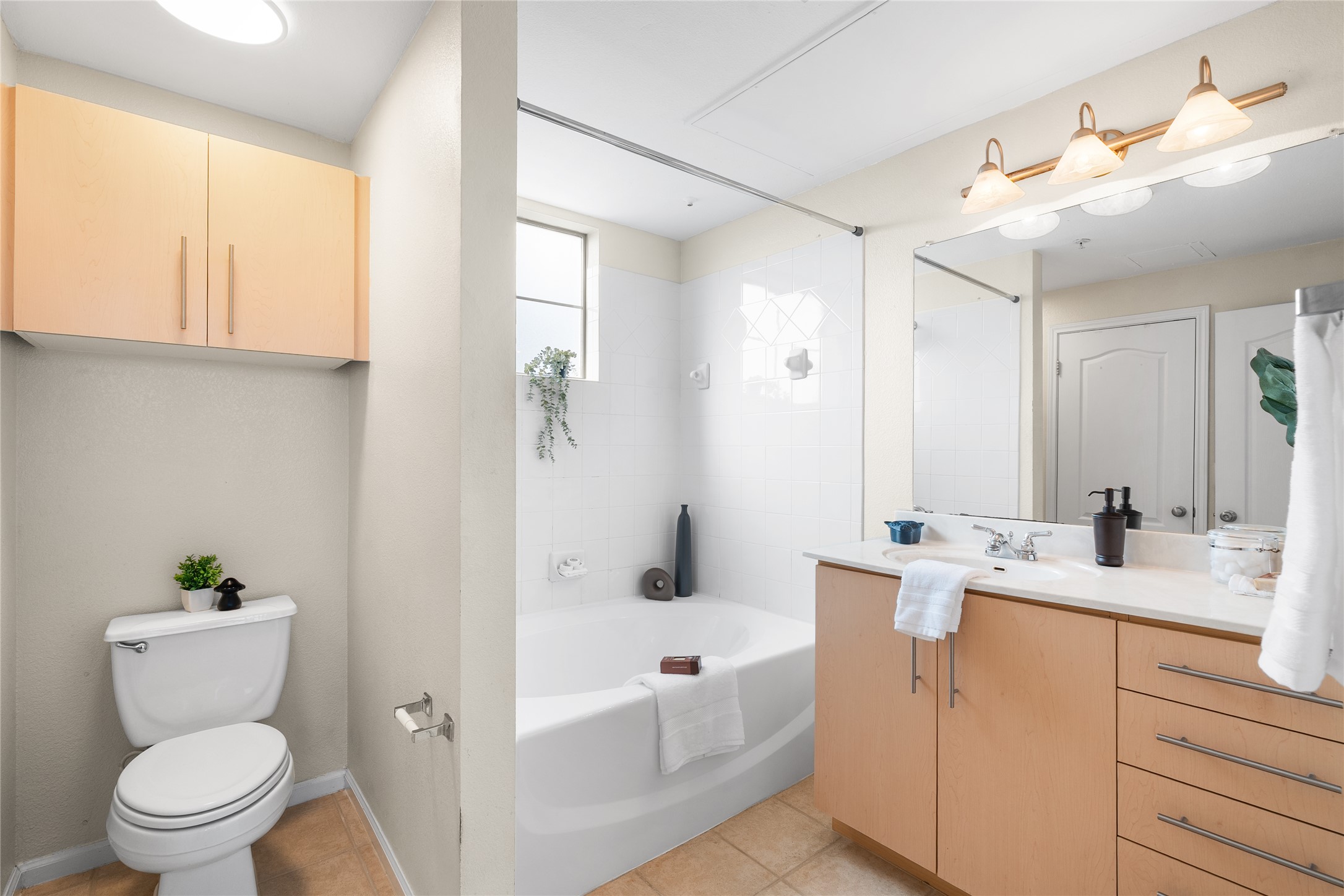 11203 Ranch Road 2222, Unit 1402 Austin, TX 78732 - Photo 14 of 22 Functional full primary bathroom with a spacious tub and a practical vanity offers everyday comfort.
