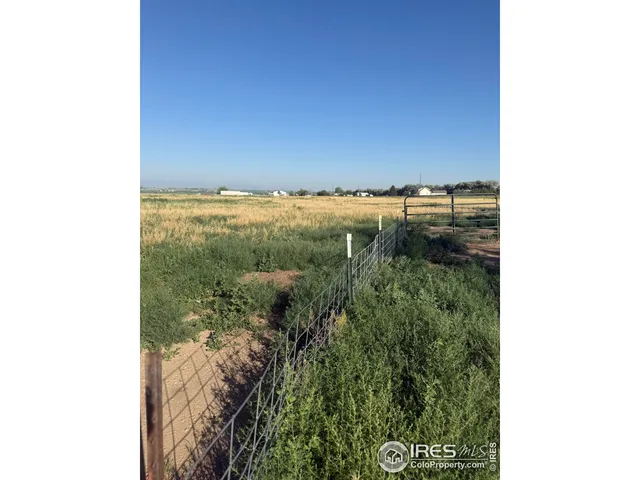 a picture of a wall with a white wall and a white wall