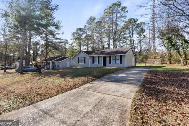 a view of a yard in front of house