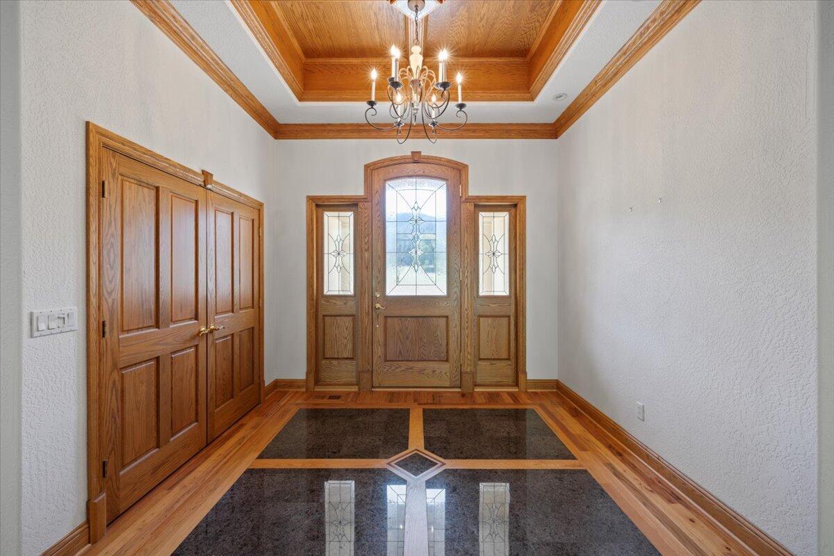 7813 Upper Applegate Road Jacksonville, OR 97530 - Photo 14 of 81 Foyer