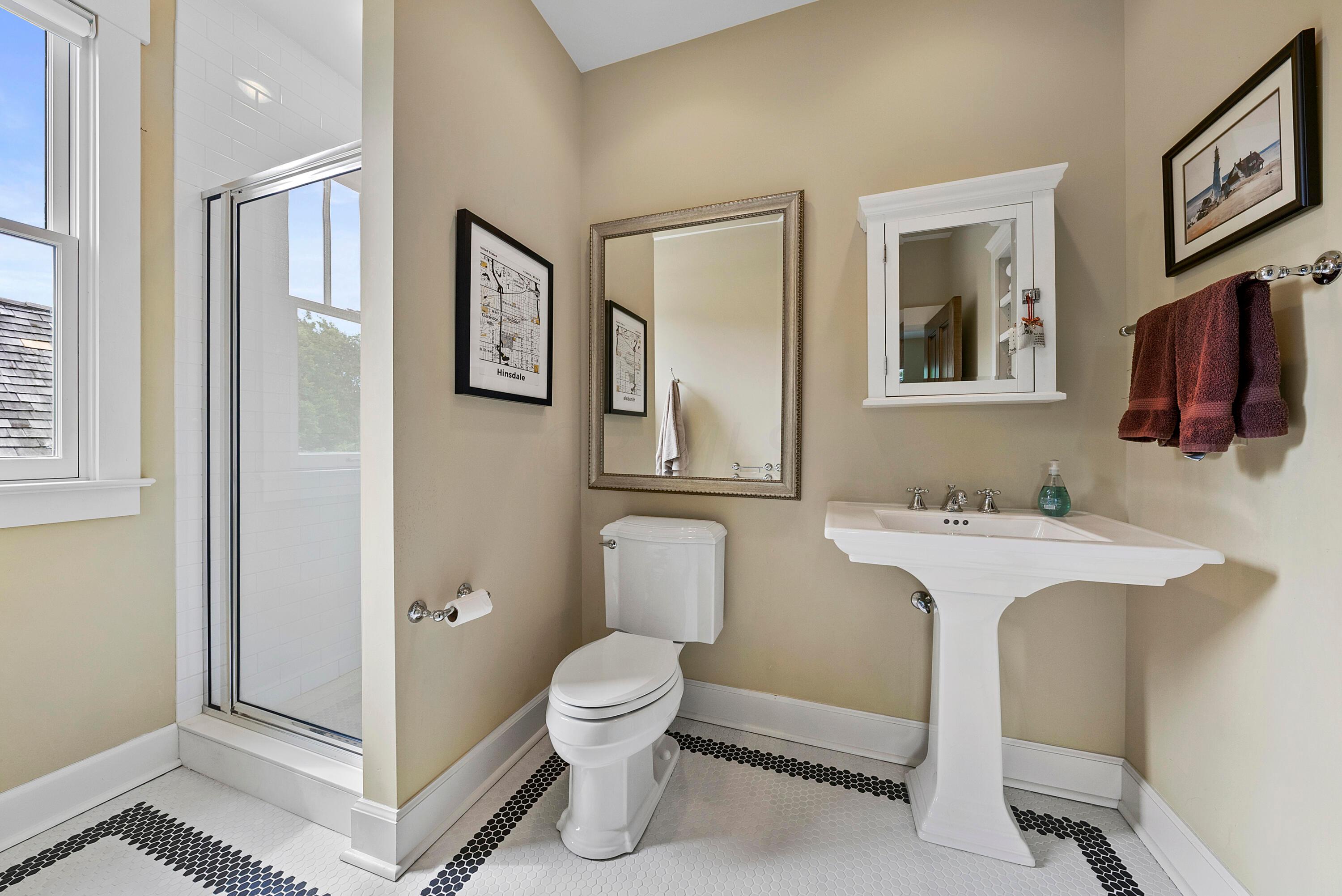 5260 Olentangy River Road Delaware, OH 43015 - Photo 34 of 54 Full bathroom attached to bedroom