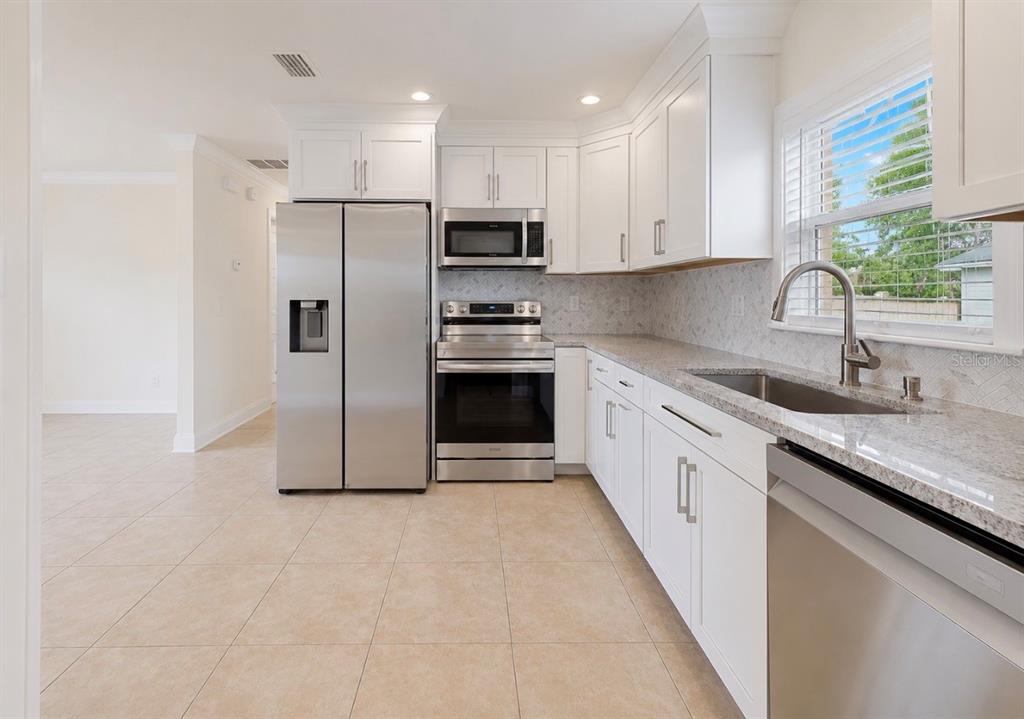 404 12th Street Southwest Ruskin, FL 33570 - Photo 15 of 49