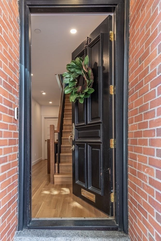 27 Lawrence Street Boston, MA 02116 - Photo 35 of 38 a view of entryway