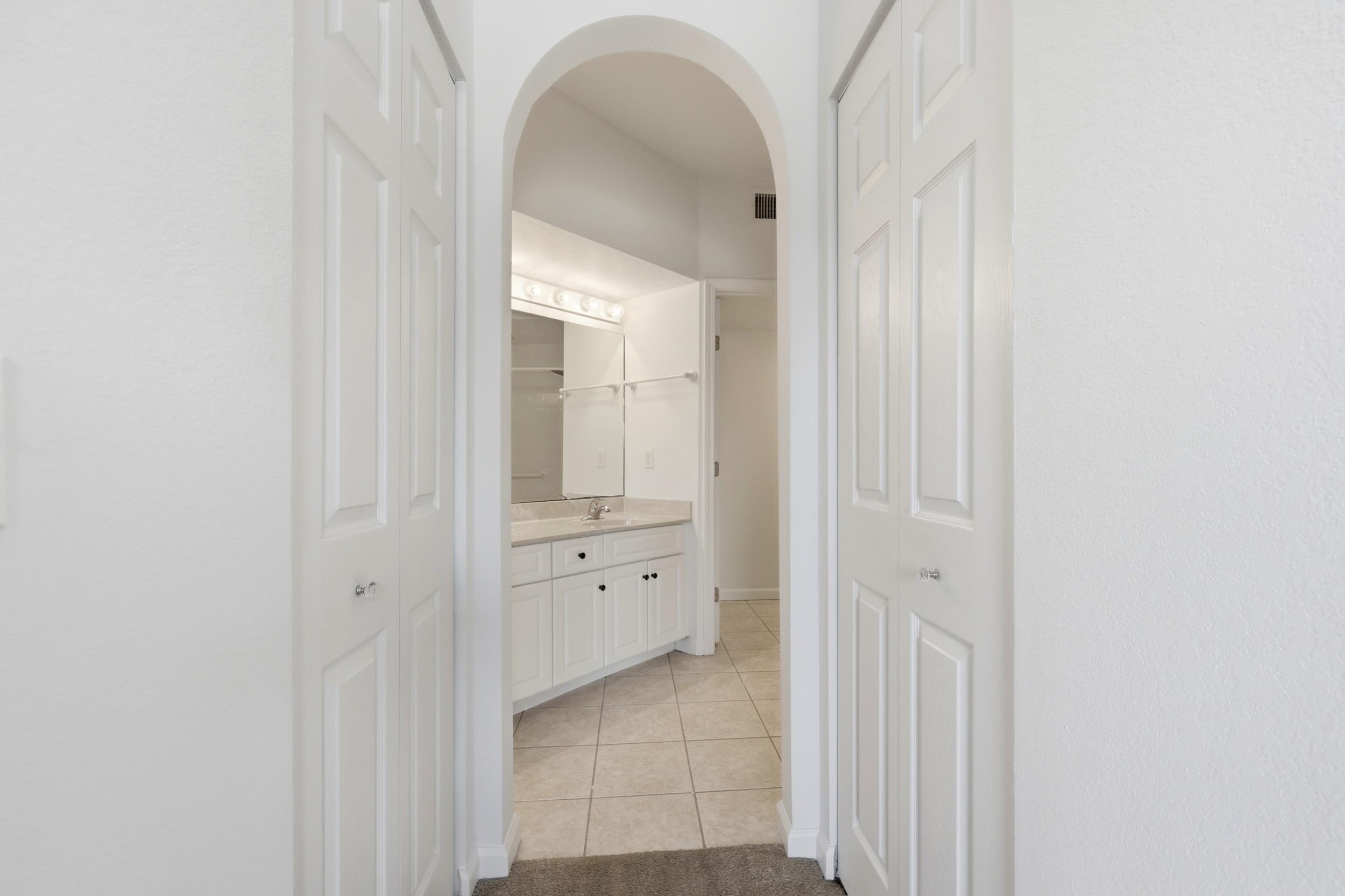 2500 Vista Cove Road St. Augustine, FL 32084 - Photo 25 of 53 an empty room with mirror in it