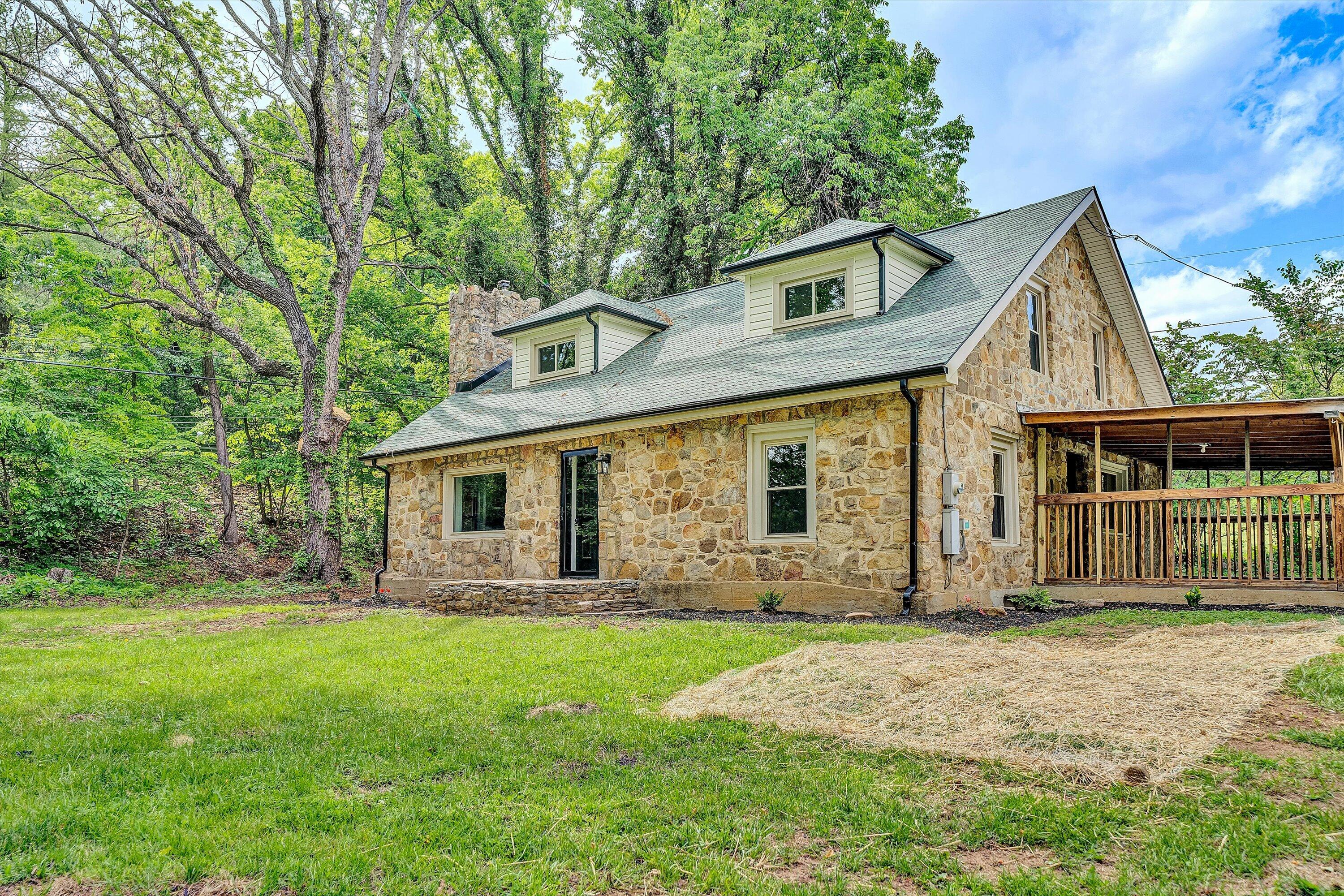 4714 Tobey Road Salem, VA 24153 - Photo 1 of 37 Front of House
