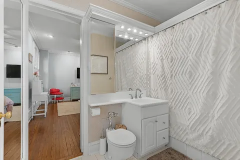$800,000 | 3740 North Lake Shore Drive, Unit 5A, Chicago, IL 60613