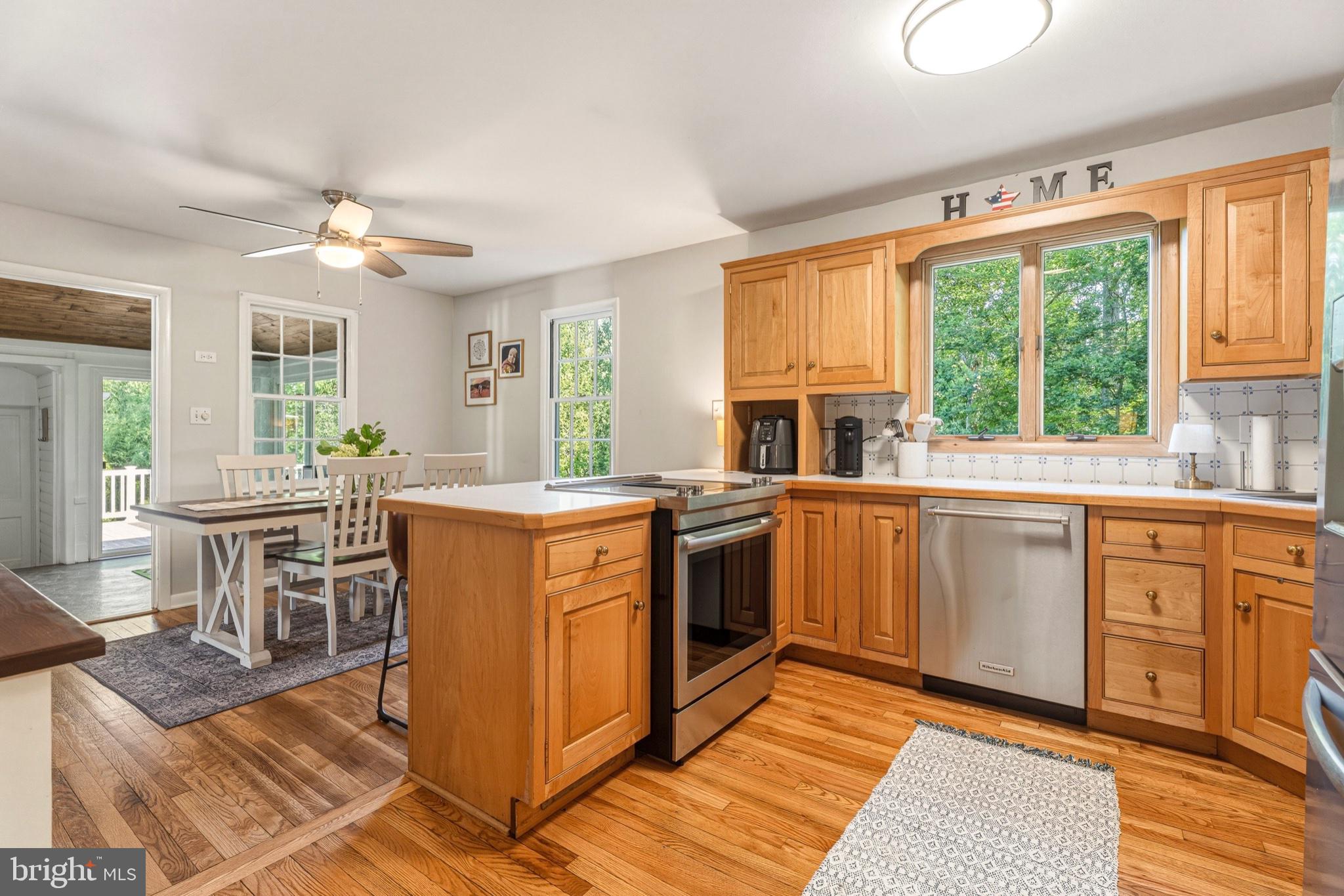 1102 Greenway Road Cockeysville, MD 21030 - Photo 12 of 47 Warm and inviting kitchen space.