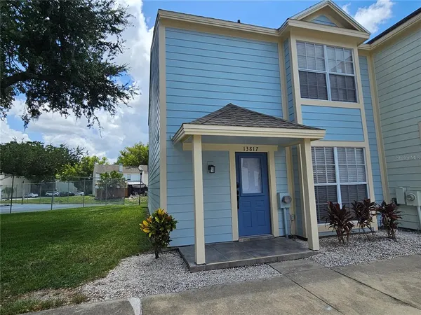 a view of a house with backyard