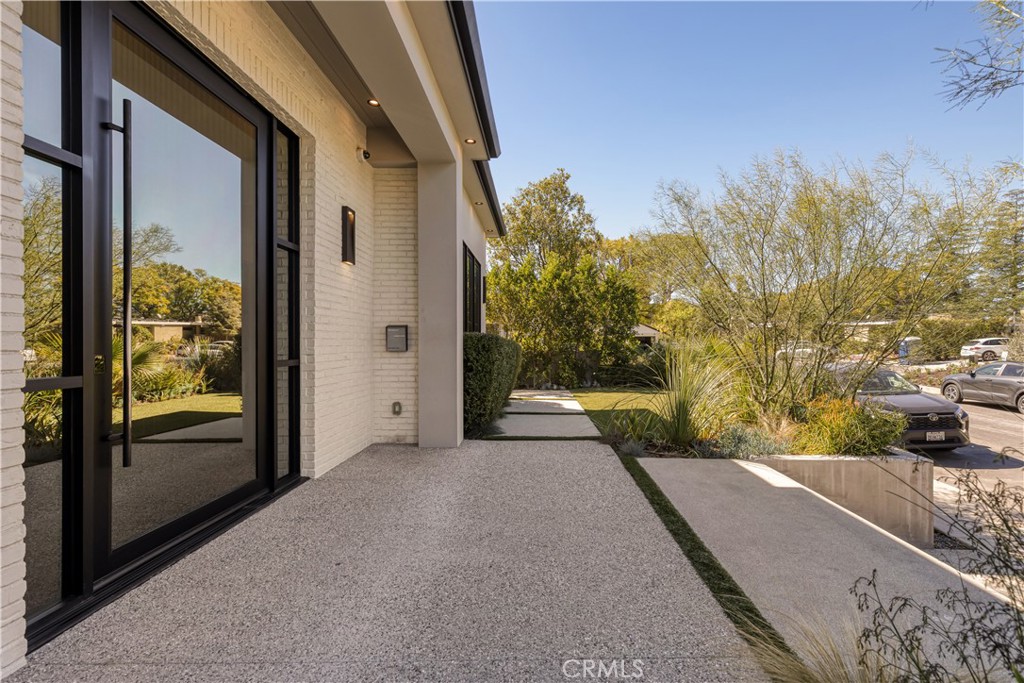 4050 Contera Road Encino, CA 91436 - Photo 4 of 60