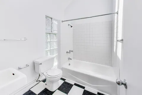 $1,350 | 812 West 19th Street, Unit 2F, Chicago, IL 60608