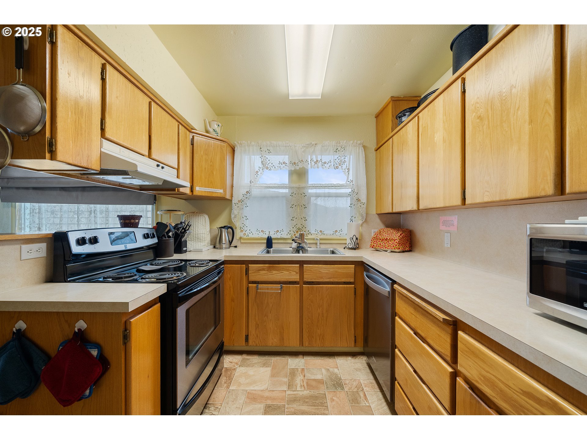 229 South Pacific Street Rockaway Beach, OR 97136 - Photo 11 of 40