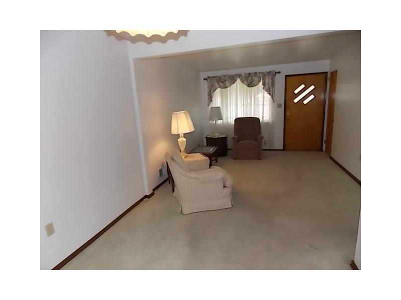 401 Parallel Avenue Carrick, PA 15210 - Photo 6 of 24 Living Room.