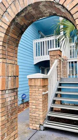 a view of entryway with a front door