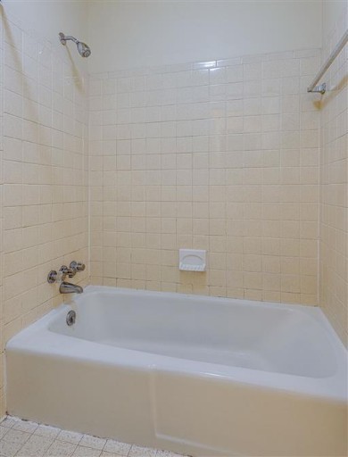1900 Richard Jones Road, Unit V2 Nashville, TN 37215 - Photo 12 of 23 a bathroom with a bathtub