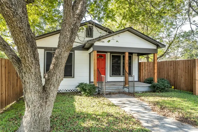 $1,500 | 107 North Banks Street, Unit B, Caldwell, TX 77836