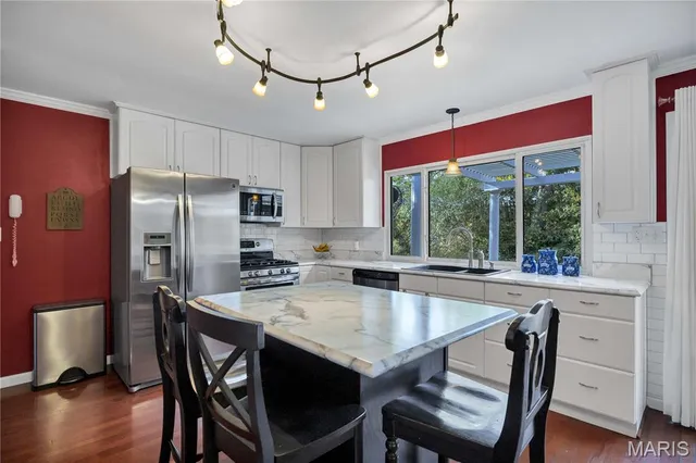 $425,000 | 1009 Summer Tree Drive, Ballwin, MO 63011