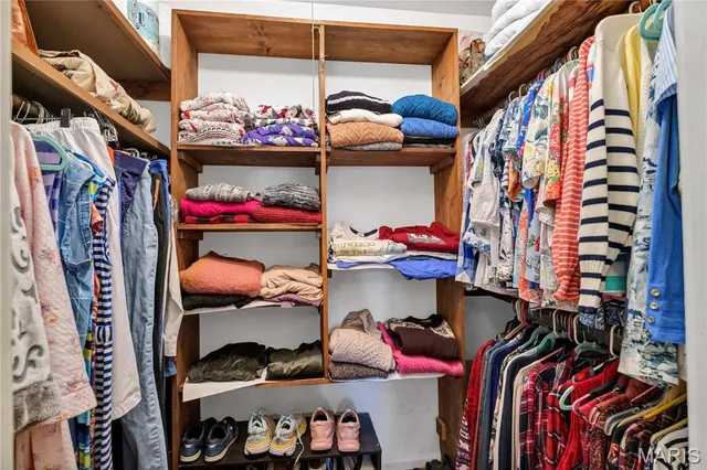 $425,000 | 1009 Summer Tree Drive, Ballwin, MO 63011