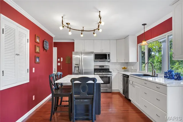 $425,000 | 1009 Summer Tree Drive, Ballwin, MO 63011