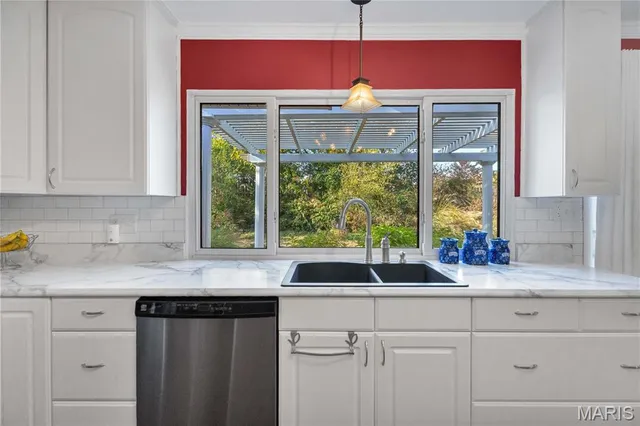 $425,000 | 1009 Summer Tree Drive, Ballwin, MO 63011