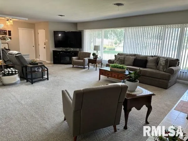 $298,500 | 1903 Mound Road, Jacksonville, IL 62650