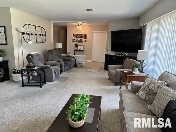 $298,500 | 1903 Mound Road, Jacksonville, IL 62650