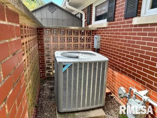 $298,500 | 1903 Mound Road, Jacksonville, IL 62650