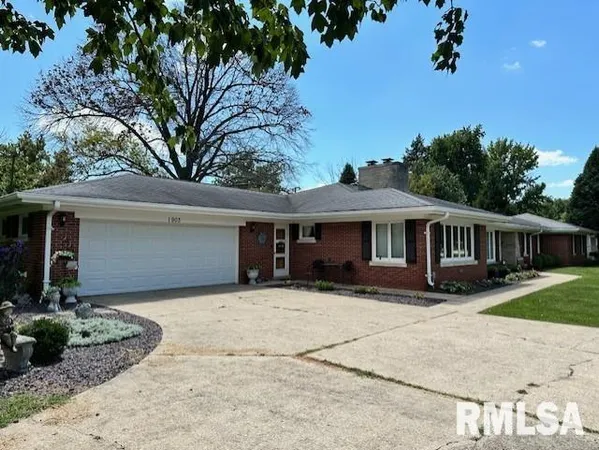 $298,500 | 1903 Mound Road, Jacksonville, IL 62650