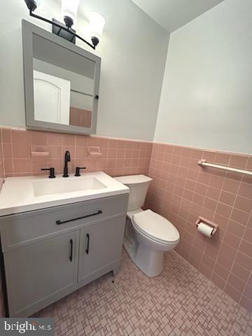 328 Hoffnagle Street, Unit 2 Philadelphia, PA 19111 - Photo 31 of 39 a bathroom with a toilet sink and mirror