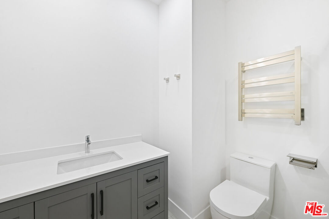 5566 Spring Hill Court Westlake Village, CA 91362 - Photo 35 of 66 a bathroom with a toilet a sink and mirror