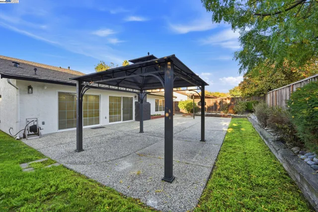 a view of a house with backyard and garden