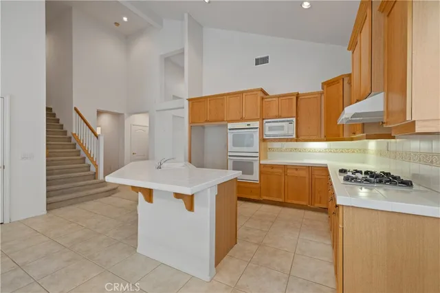 a view of a house with backyard and garden