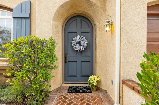 an empty room with a empty space