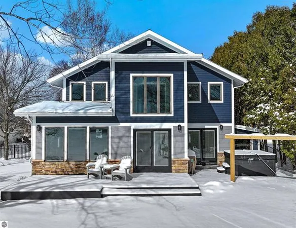 $895,000 | 609 Lake Shore Drive, Cadillac, MI 49601