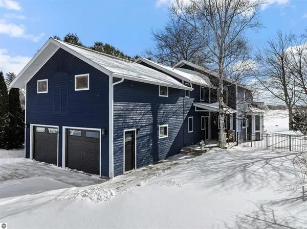 $895,000 | 609 Lake Shore Drive, Cadillac, MI 49601