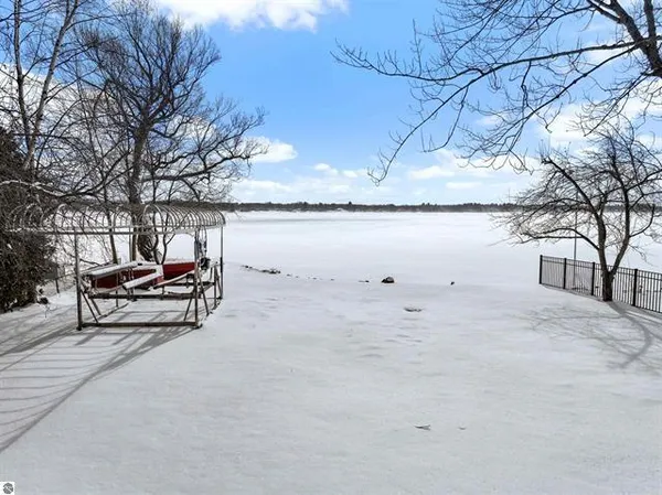 $895,000 | 609 Lake Shore Drive, Cadillac, MI 49601