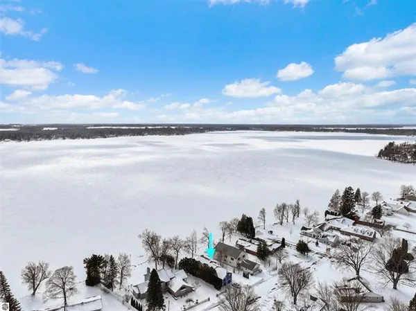 $895,000 | 609 Lake Shore Drive, Cadillac, MI 49601