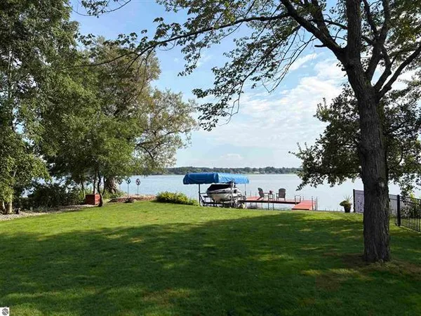 $895,000 | 609 Lake Shore Drive, Cadillac, MI 49601