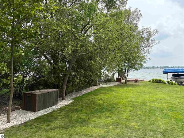$895,000 | 609 Lake Shore Drive, Cadillac, MI 49601