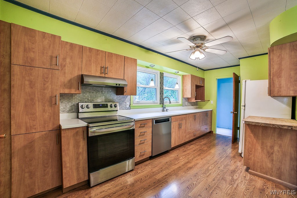 425 Tryon Drive Lewiston, NY 14092 - Photo 11 of 32 Kitchen