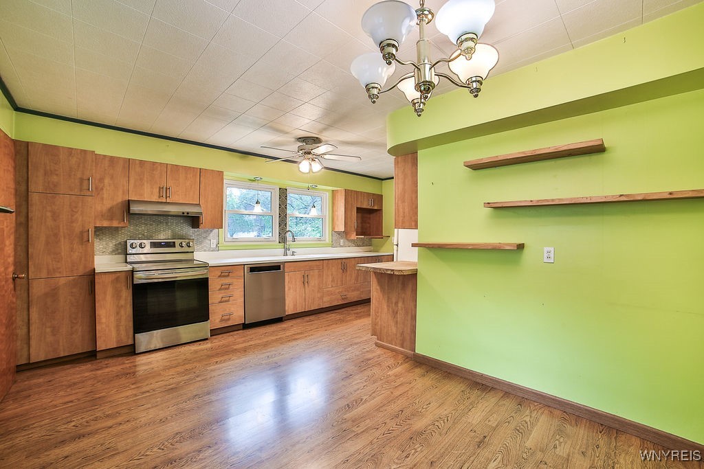 425 Tryon Drive Lewiston, NY 14092 - Photo 12 of 32 Dining area into kitchen view