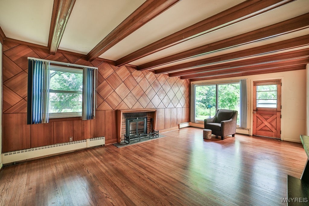 425 Tryon Drive Lewiston, NY 14092 - Photo 7 of 32 Warm and bright living room