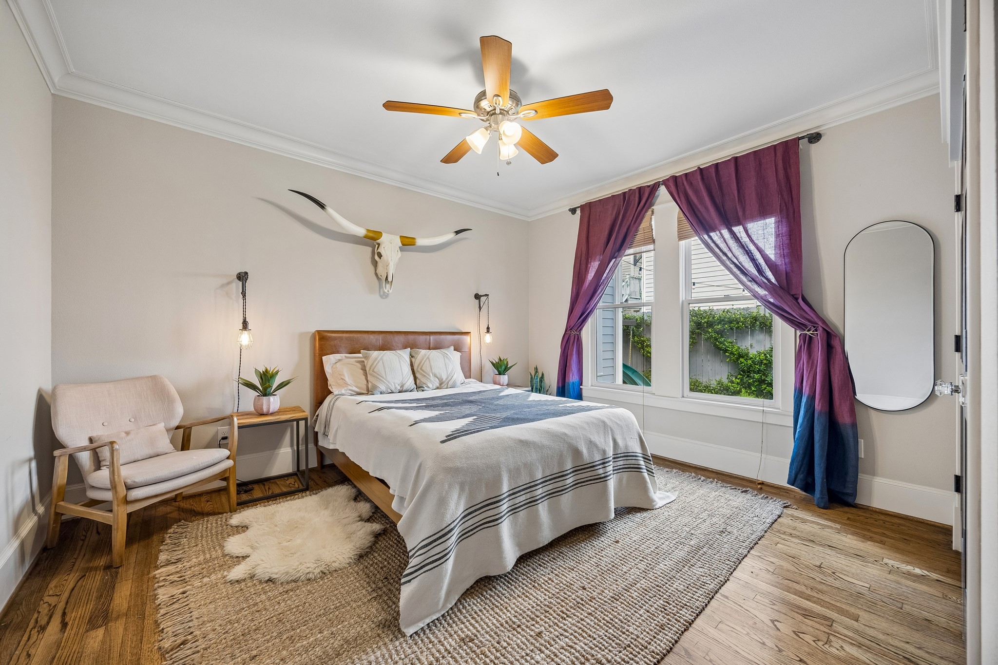 335 West 23rd Street Houston, TX 77008 - Photo 28 of 40 a bedroom with a bed a chandelier and a window