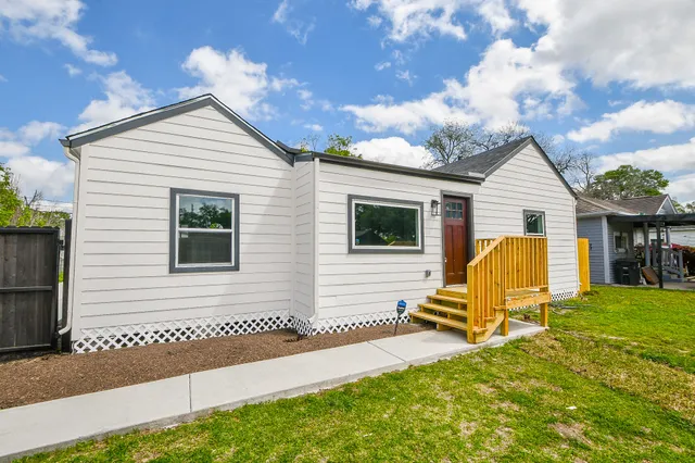 a view of a house with a backyard