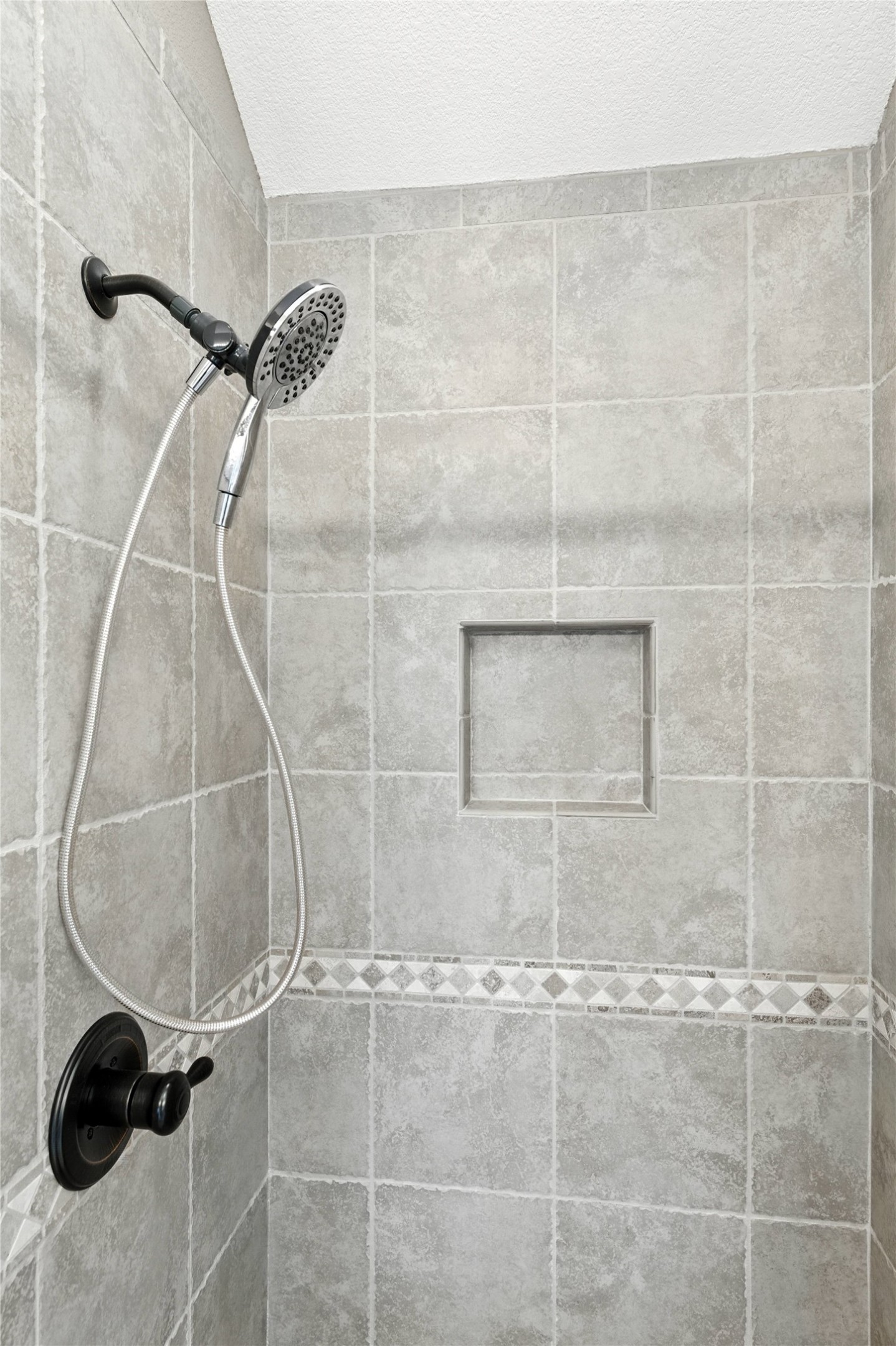 100 Davis Court Thorndale, TX 76577 - Photo 17 of 39 Main bathroom with a tile shower and a textured ceiling