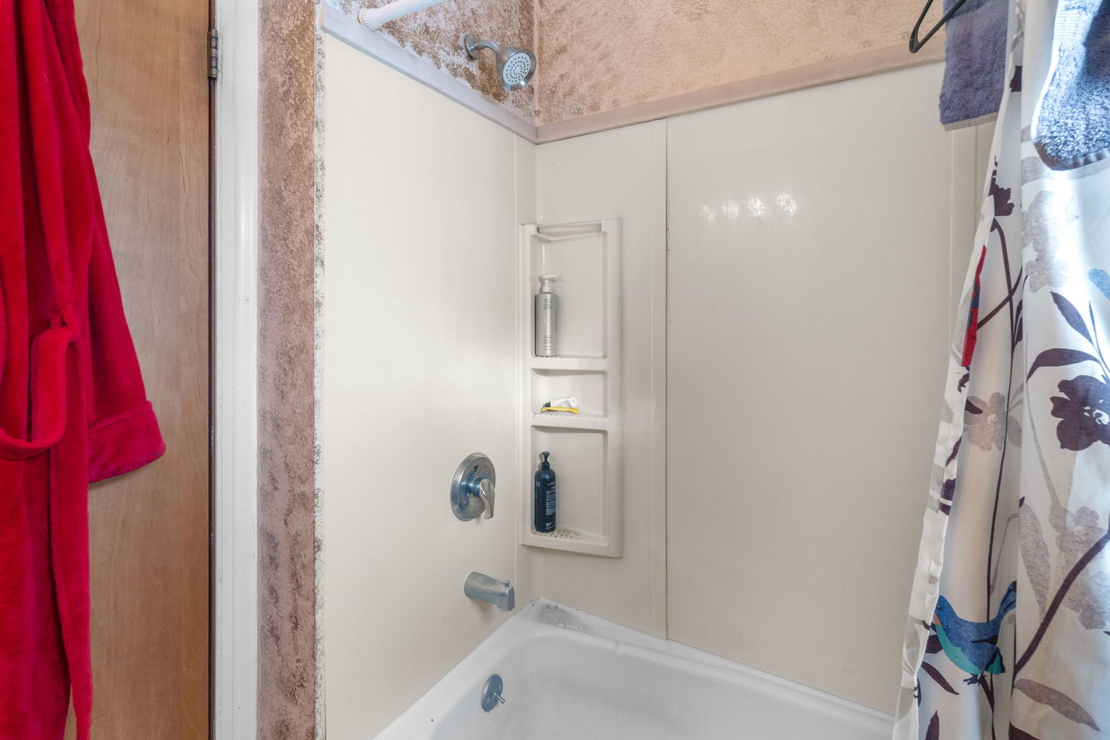 11505 Lakeview Road Richmond, IL 60071 - Photo 16 of 22 a bathroom with a bathtub and a shower