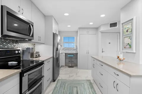 $615,000 | 511 Bayshore Drive, Unit 910, Fort Lauderdale, FL 33304